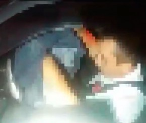 Bêbado, condutor flagrado pela PRF tenta vestir bermuda pela cabeça.(Imagem:PRF)
