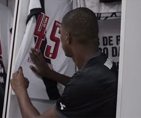 Zagueiro do Vasco acaricia camisa antes de estreia no profissional.(Imagem:Folha Press)