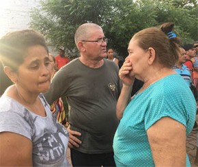 Em velório, avó de menina morta por policiais desabafa: