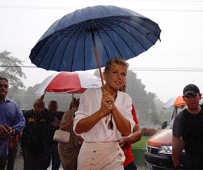 No Piauí, Xuxa atende fãs na chuva e relembra entrega de ambulância há 20 anos.(Imagem:Wilson Filho/Cidade Verde)