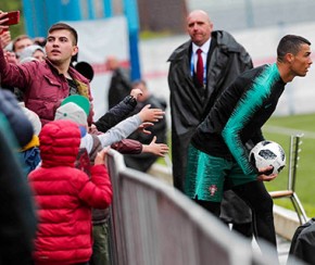 Fãs fazem festa e tietam Cristiano Ronaldo em treino de Portugal.(Imagem:Diogo Pinto)