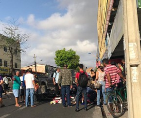 Carro desgovernado atropela motociclistas e piloto 