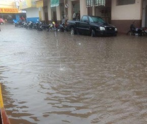 Chuvas causam alagamento no centro comercial de São Raimundo Nonato.(Imagem:Cidadeverde.com)