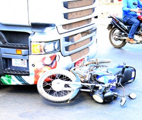 Caminhão atropela motociclista e BR-343 é parcialmente interditada.(Imagem:CidadeVerde.com)