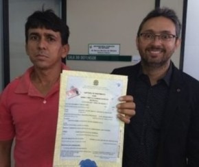 Josifran Gomes recebeu o documento do defensor público Marcos Martins.(Imagem:Divulgação)