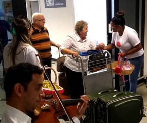 Mães são recepcionadas com música no aeroporto e rodoviária da capital.(Imagem:Cidadeverde.com)