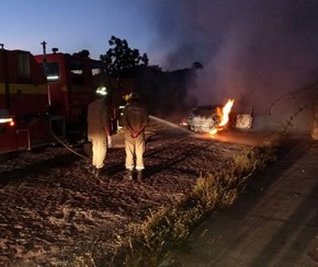 Veículo zero km pega fogo em rua da zona Leste de Teresina.(Imagem:CidadeVerde.com)
