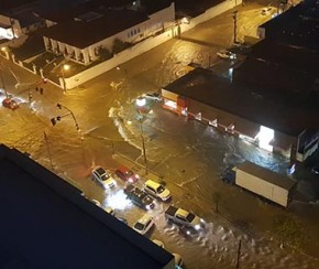 Chuva deixa passageiros ilhados e avenidas interditadas por correnteza.(Imagem:Cidadeverde.com)