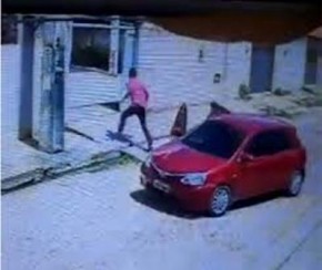 Criminosos abordam empresário na porta de casa e roubam R$ 8 mil.(Imagem:Reprodução)