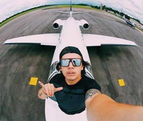 Whindersson posa em avião e faz 