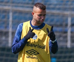 Luan volta a treinar no Grêmio depois de susto e enfrenta o Santos.(Imagem:LUCAS UEBEL/)