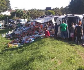 Caminhão tomba e tem parte da carga saqueada no Tancredo Neves.(Imagem:Reprodução/Whatsapp)