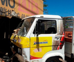 Caminhão carregado de tijolos perde controle e invade depósito no Dirceu.(Imagem:Cidadeverde.com)