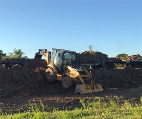 Vagões de trem despejam lixo em linha férrea e moradores fazem denúncia.(Imagem:Cidadeverde.com)