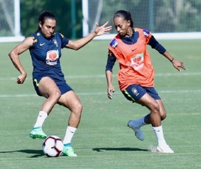 Adriana (de colete), treina ao lado de Marta, camisa 10 da seleção.(Imagem:CBF)