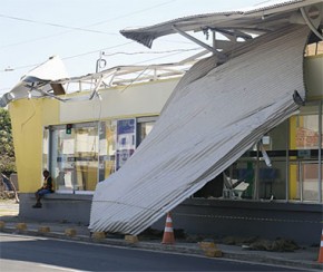Motorista invade faixa exclusiva e arrasta teto de estação de ônibus em Teresina.(Imagem:CidadeVerde.com)