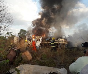 Incêndio destrói dois ônibus e um caminhão na Capital.(Imagem:CidadeVerde.com)