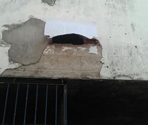 Presos tentam esconder buraco em parede com papel em tentativa de fuga.(Imagem:Cidadeverde.com)