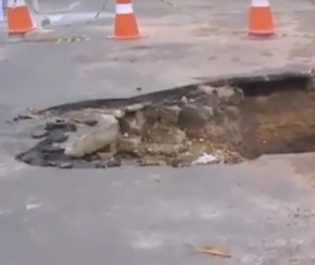 Trecho de avenida é interditado devido a buraco na Capital.(Imagem:CidadeVerde.com)