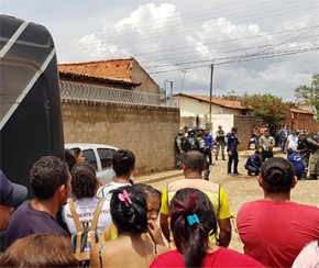 Arma é deixada ao lado do corpo de jovem morto na capital.(Imagem:CidadeVerde.com)