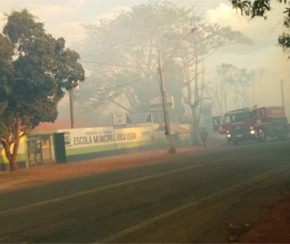 Incêndio de grandes proporções se aproxima de escola e bloqueia PI 113.(Imagem:Cidadeverde.com)