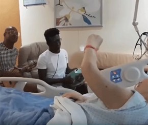 Internada, Beth Carvalho faz roda de samba em hospital.(Imagem:Instagram)