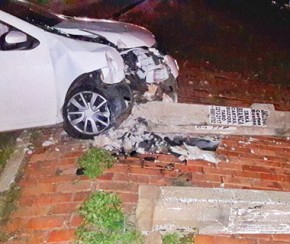 Motorista colide carro com 3 postes em descida de viaduto em Teresina.(Imagem:Reprodução/Whats App)