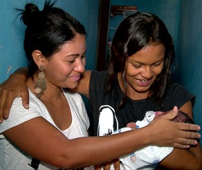 Estudante que ajudou em parto no shopping reencontra mãe e bebê.(Imagem:Cidadeverde.com)