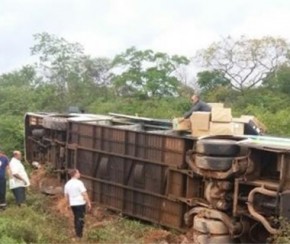 Ônibus da Transpiauí tomba na BR-135 ao desviar de carreta.(Imagem:Cidadeverde.com)