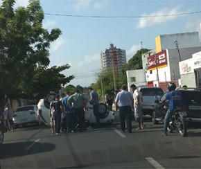 Educadora física capota carro na zona Leste de Teresina.(Imagem:CidadeVerde.com)