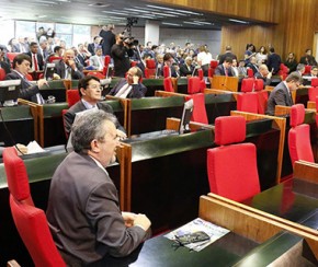 Na disputa pela presidência da Assembleia, pagamento do 13º ganha destaque.(Imagem:Alepi)