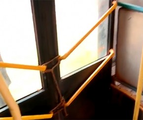 PRF apreende ônibus com porta amarrada a cordas em Teresina.(Imagem:Cidadeverde.com)