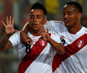Cueva marca e Peru se despede da torcida com vitória em casa.(Imagem:Ernesto Benavides/AFP)
