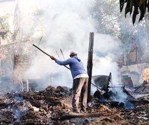 Incêndio de grandes proporções atinge terrenos e destrói casa na Socopo.(Imagem:CidadeVerde.com)