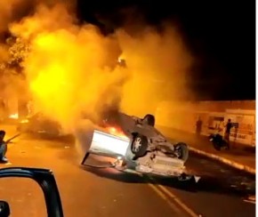 Carro capota e pega fogo após bater em outro veículo na zona Leste.(Imagem:Cidadeverde.com)