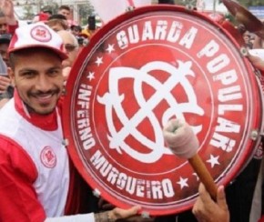 Guerrero desembarca em Porto Alegre e é recebido com festa pela torcida do Inter.(Imagem:Extra)