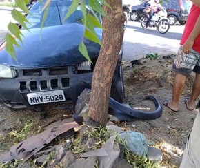 Metrô bate e arrasta carro em passagem de nível na capital.(Imagem:Cidadeverde.com)