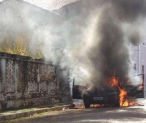 Veículo incendiando.(Imagem: BarrasVirtual)