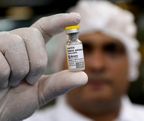 Folião que for viajar deve tomar vacina da febre amarela.(Imagem:Divulgação)