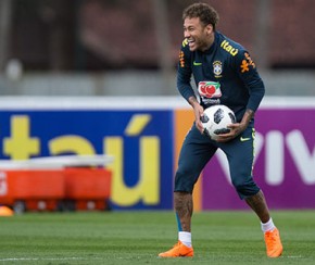 Com presença de Zagallo, Tite comanda treino da seleção e testa Neymar.(Imagem:Gazeta Esportiva)
