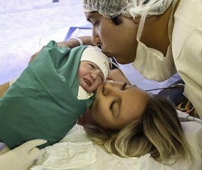 Galvão Bueno mostra foto de neta recém-nascida.(Imagem:Instagram)