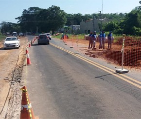 Obra na saída de Teresina para o litoral provoca desvio pelo acostamento.(Imagem:CidadeVerde.com)