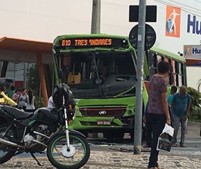 Colisão entre ônibus deixa trânsito complicado na Frei Serafim.(Imagem:Cidadeverde.com)