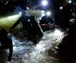 Tailândia: equipe de resgate retira 8º jovem de caverna.(Imagem:Veja)