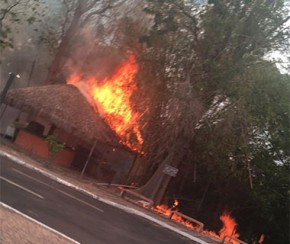 Incêndio destrói quiosque em frente a shopping na zona Leste de The.(Imagem:Cidadeverde.com)