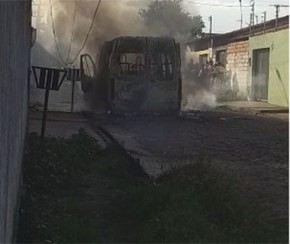 Van de passageiros pega fogo na zona Leste de Teresina.(Imagem:Cidadeverde.com)