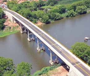 Para fugir de tiros, jovem pula da Ponte do Mocambinho.(Imagem:Cidadeverde.com)