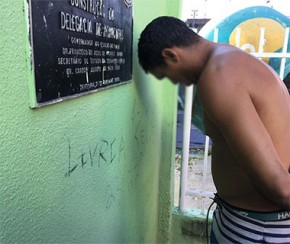 Suspeito de arrastão em escola é preso jogando baralho na beira rio.(Imagem:Cidadeverde.com)