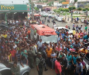 Local ficou aglomerado de populares.(Imagem:Grande Picos)