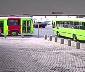 Câmeras flagram colisão entre ônibus que deixou 20 pessoas feridas na Capital.(Imagem:Cidadeverde.com)